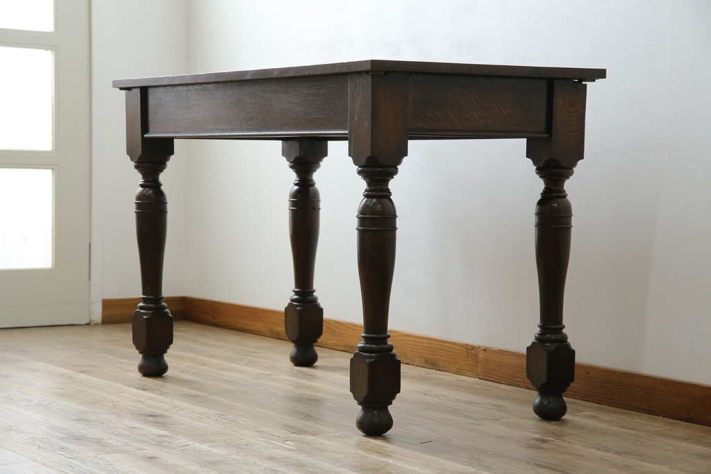 イギリスアンティーク　オーク材　凝った脚のデザインが上品な雰囲気を醸し出すデスク　(R-060441)