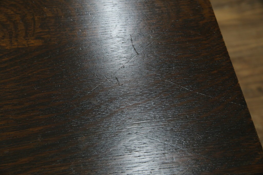 イギリスアンティーク　オーク材　凝った脚のデザインが上品な雰囲気を醸し出すデスク　(R-060441)