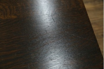 イギリスアンティーク　オーク材　凝った脚のデザインが上品な雰囲気を醸し出すデスク　(R-060441)