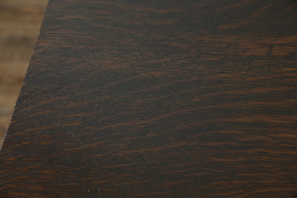 イギリスアンティーク　オーク材　凝った脚のデザインが上品な雰囲気を醸し出すデスク　(R-060441)