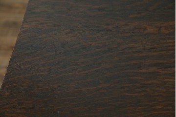 イギリスアンティーク　オーク材　凝った脚のデザインが上品な雰囲気を醸し出すデスク　(R-060441)