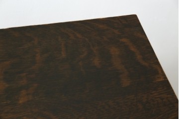 イギリスアンティーク　オーク材　凝った脚のデザインが上品な雰囲気を醸し出すデスク　(R-060441)