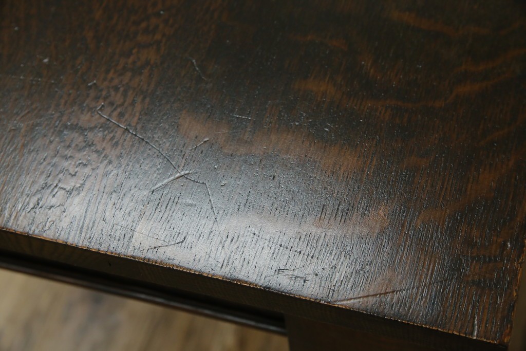 イギリスアンティーク　オーク材　凝った脚のデザインが上品な雰囲気を醸し出すデスク　(R-060441)