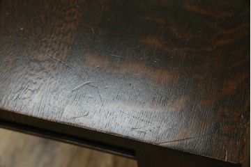 イギリスアンティーク　オーク材　凝った脚のデザインが上品な雰囲気を醸し出すデスク　(R-060441)