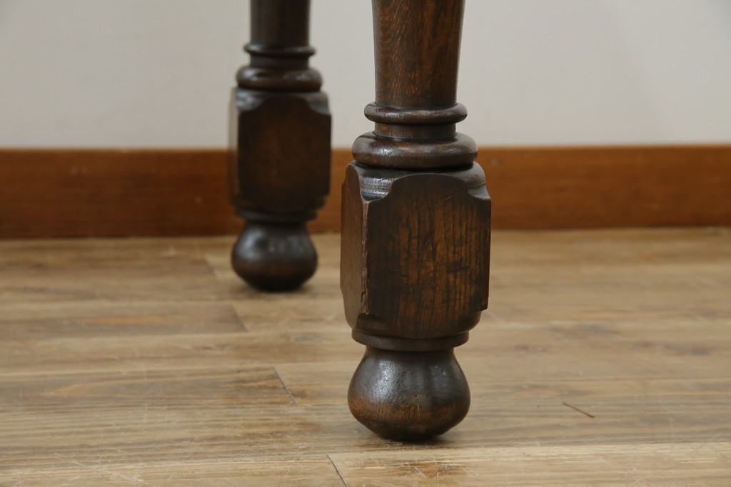 イギリスアンティーク　オーク材　凝った脚のデザインが上品な雰囲気を醸し出すデスク　(R-060441)