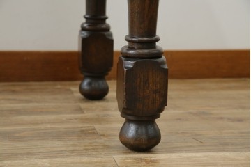 イギリスアンティーク　オーク材　凝った脚のデザインが上品な雰囲気を醸し出すデスク　(R-060441)