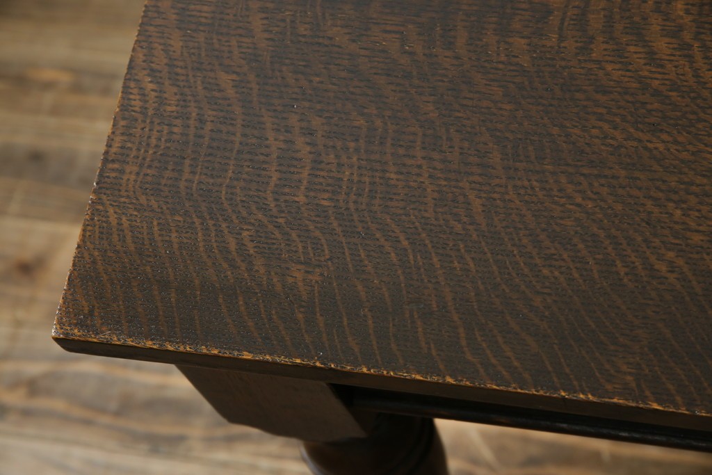 イギリスアンティーク　オーク材　凝った脚のデザインが上品な雰囲気を醸し出すデスク　(R-060441)