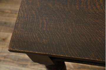 イギリスアンティーク　オーク材　凝った脚のデザインが上品な雰囲気を醸し出すデスク　(R-060441)