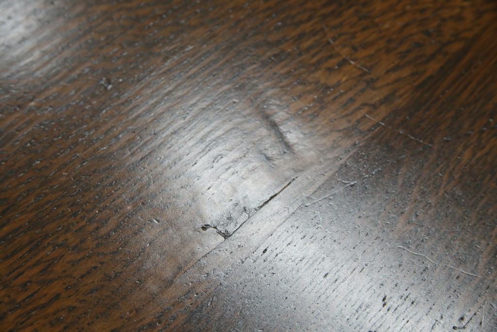 イギリスアンティーク　オーク材　凝った脚のデザインが上品な雰囲気を醸し出すデスク　(R-060441)