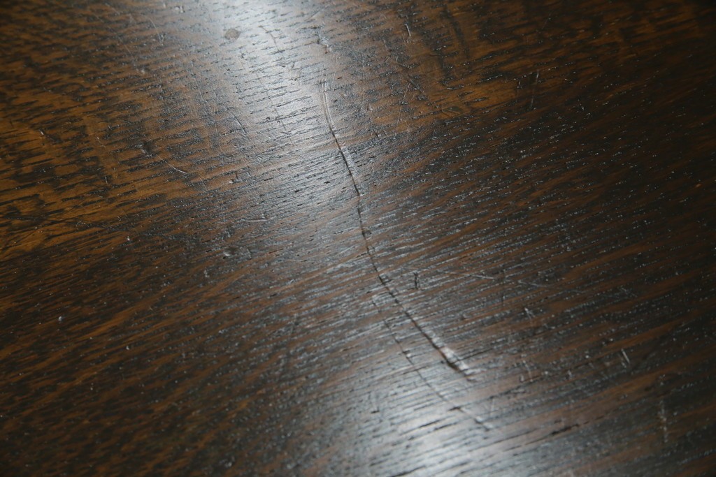 イギリスアンティーク　オーク材　凝った脚のデザインが上品な雰囲気を醸し出すデスク　(R-060441)