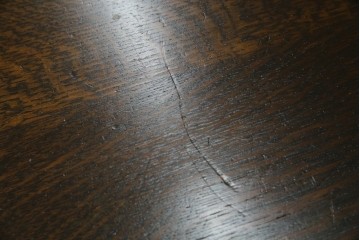 イギリスアンティーク　オーク材　凝った脚のデザインが上品な雰囲気を醸し出すデスク　(R-060441)