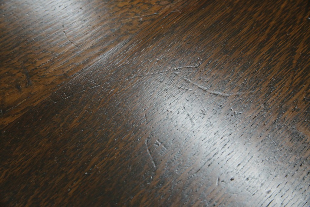 イギリスアンティーク　オーク材　凝った脚のデザインが上品な雰囲気を醸し出すデスク　(R-060441)