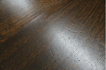 イギリスアンティーク　オーク材　凝った脚のデザインが上品な雰囲気を醸し出すデスク　(R-060441)