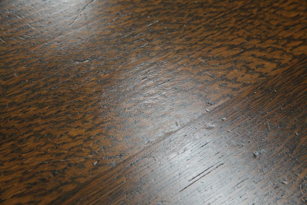 イギリスアンティーク　オーク材　凝った脚のデザインが上品な雰囲気を醸し出すデスク　(R-060441)