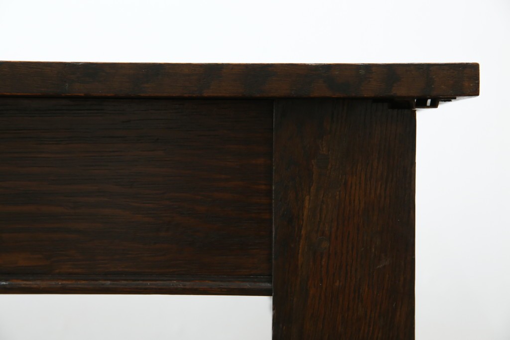 イギリスアンティーク　オーク材　凝った脚のデザインが上品な雰囲気を醸し出すデスク　(R-060441)