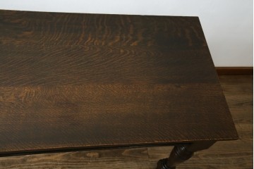 イギリスアンティーク　オーク材　凝った脚のデザインが上品な雰囲気を醸し出すデスク　(R-060441)