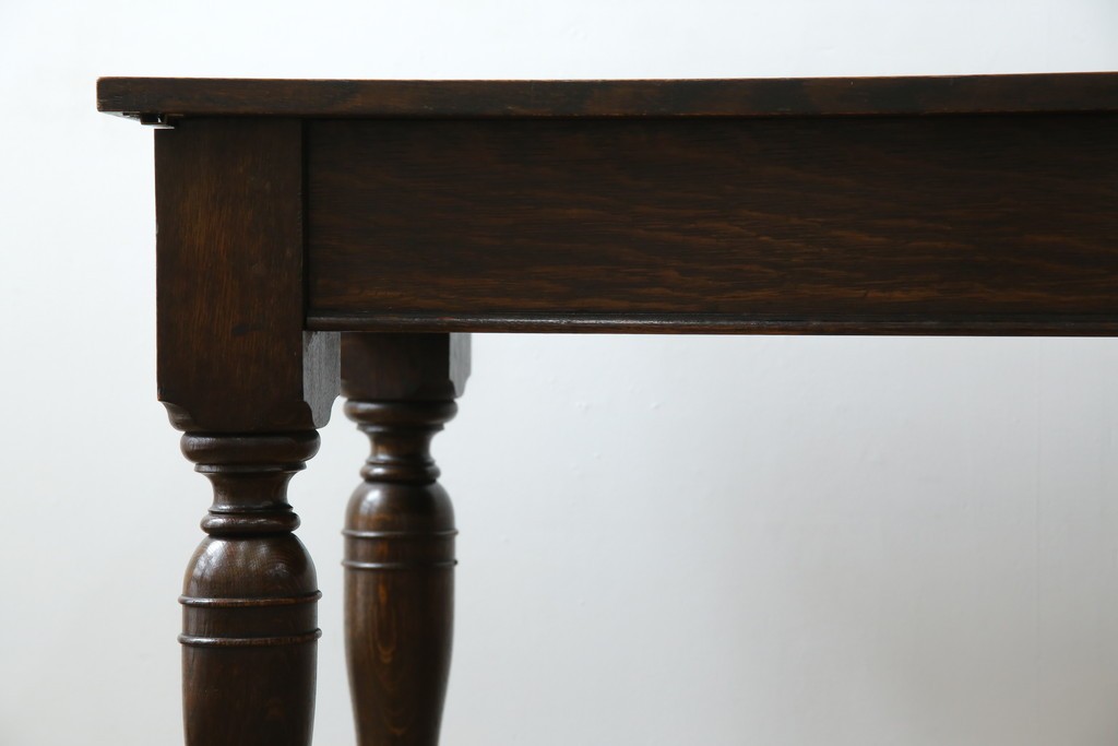 イギリスアンティーク　オーク材　凝った脚のデザインが上品な雰囲気を醸し出すデスク　(R-060441)