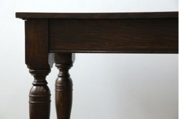 イギリスアンティーク　オーク材　凝った脚のデザインが上品な雰囲気を醸し出すデスク　(R-060441)