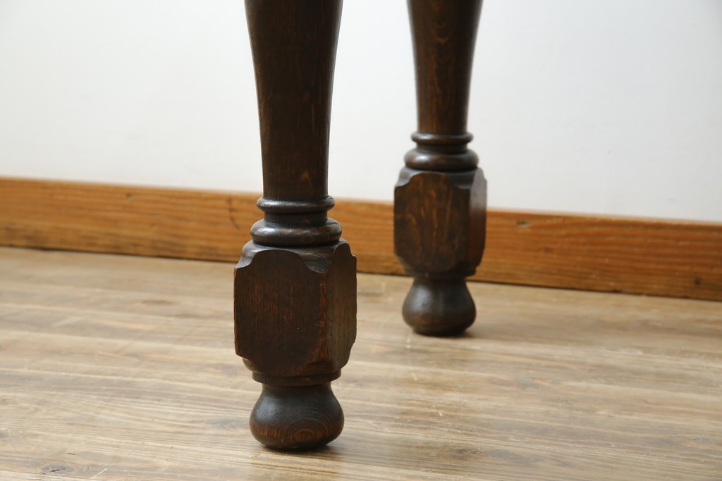 イギリスアンティーク　オーク材　凝った脚のデザインが上品な雰囲気を醸し出すデスク　(R-060441)