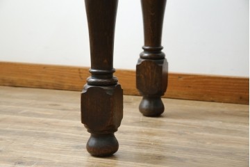 イギリスアンティーク　オーク材　凝った脚のデザインが上品な雰囲気を醸し出すデスク　(R-060441)