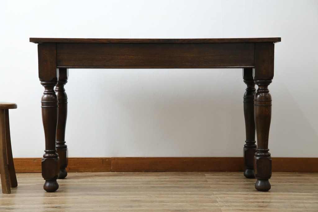 イギリスアンティーク　オーク材　凝った脚のデザインが上品な雰囲気を醸し出すデスク　(R-060441)