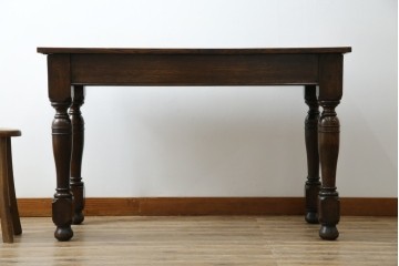 イギリスアンティーク　オーク材　凝った脚のデザインが上品な雰囲気を醸し出すデスク　(R-060441)