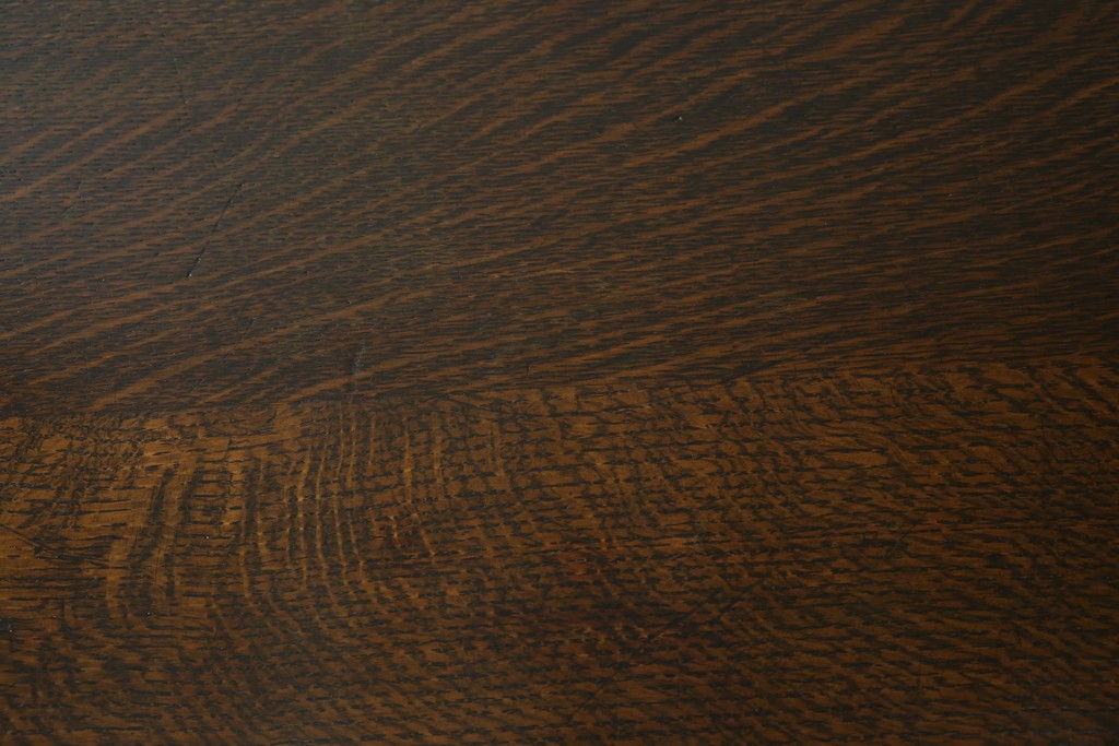 イギリスアンティーク　オーク材　凝った脚のデザインが上品な雰囲気を醸し出すデスク　(R-060441)