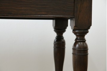 イギリスアンティーク　オーク材　凝った脚のデザインが上品な雰囲気を醸し出すデスク　(R-060441)