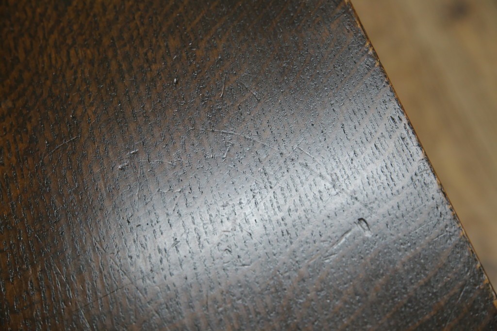 イギリスアンティーク　オーク材　凝った脚のデザインが上品な雰囲気を醸し出すデスク　(R-060441)