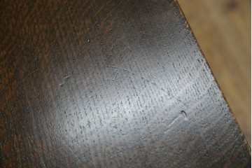 イギリスアンティーク　オーク材　凝った脚のデザインが上品な雰囲気を醸し出すデスク　(R-060441)