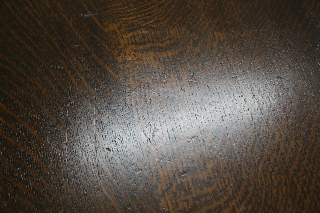 イギリスアンティーク　オーク材　凝った脚のデザインが上品な雰囲気を醸し出すデスク　(R-060441)