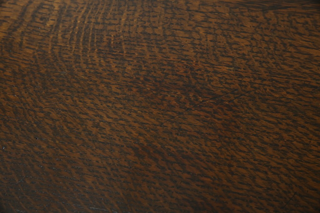 イギリスアンティーク　オーク材　凝った脚のデザインが上品な雰囲気を醸し出すデスク　(R-060441)