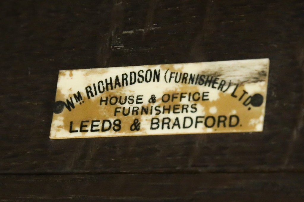 イギリスアンティーク　オーク材　凝った脚のデザインが上品な雰囲気を醸し出すデスク　(R-060441)