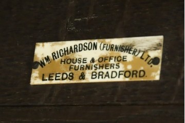 イギリスアンティーク　オーク材　凝った脚のデザインが上品な雰囲気を醸し出すデスク　(R-060441)