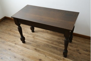 イギリスアンティーク　オーク材　凝った脚のデザインが上品な雰囲気を醸し出すデスク　(R-060441)