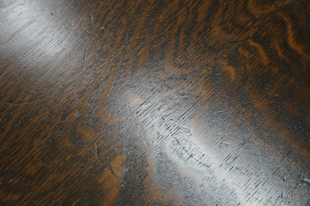 イギリスアンティーク　オーク材　凝った脚のデザインが上品な雰囲気を醸し出すデスク　(R-060441)