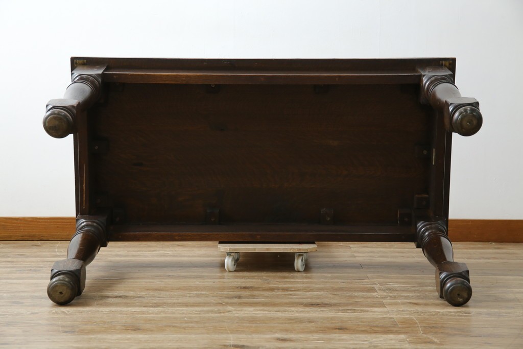 イギリスアンティーク　オーク材　凝った脚のデザインが上品な雰囲気を醸し出すデスク　(R-060441)