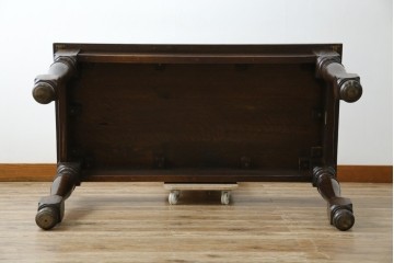 イギリスアンティーク　オーク材　凝った脚のデザインが上品な雰囲気を醸し出すデスク　(R-060441)