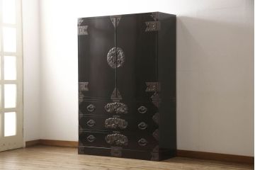 中古　美品　手打ち金具　岩谷堂箪笥　総漆塗り　龍の金具が力強さを感じさせる和箪笥(竜金具　衣装箪笥、整理たんす、着物タンス、収納箪笥、引き出し)(定価約200万円)(R-060442)