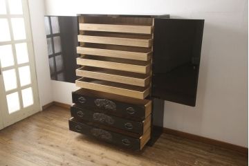 中古　美品　手打ち金具　岩谷堂箪笥　総漆塗り　龍の金具が力強さを感じさせる和箪笥(竜金具　衣装箪笥、整理たんす、着物タンス、収納箪笥、引き出し)(定価約200万円)(R-060442)