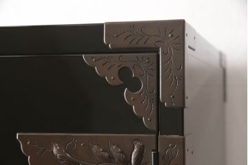 中古　美品　手打ち金具　岩谷堂箪笥　総漆塗り　龍の金具が力強さを感じさせる和箪笥(竜金具　衣装箪笥、整理たんす、着物タンス、収納箪笥、引き出し)(定価約200万円)(R-060442)
