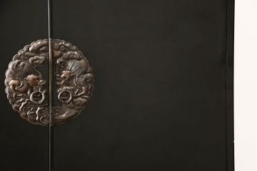 中古　美品　手打ち金具　岩谷堂箪笥　総漆塗り　龍の金具が力強さを感じさせる和箪笥(竜金具　衣装箪笥、整理たんす、着物タンス、収納箪笥、引き出し)(定価約200万円)(R-060442)