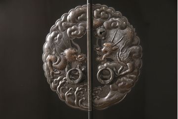 中古　美品　手打ち金具　岩谷堂箪笥　総漆塗り　龍の金具が力強さを感じさせる和箪笥(竜金具　衣装箪笥、整理たんす、着物タンス、収納箪笥、引き出し)(定価約200万円)(R-060442)