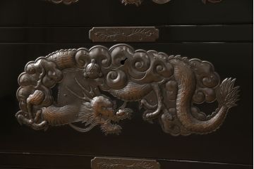 中古　美品　手打ち金具　岩谷堂箪笥　総漆塗り　龍の金具が力強さを感じさせる和箪笥(竜金具　衣装箪笥、整理たんす、着物タンス、収納箪笥、引き出し)(定価約200万円)(R-060442)