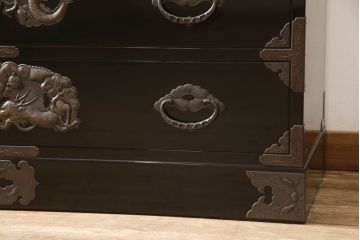 中古　美品　手打ち金具　岩谷堂箪笥　総漆塗り　龍の金具が力強さを感じさせる和箪笥(竜金具　衣装箪笥、整理たんす、着物タンス、収納箪笥、引き出し)(定価約200万円)(R-060442)