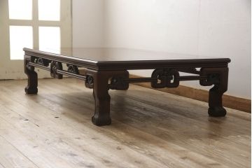 中古　美品　総漆塗り　花梨(カリン)　幕板から脚先にかけての凝ったデザインが魅力的な座卓(ローテーブル)(R-060445)