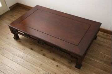 中古　美品　総漆塗り　花梨(カリン)　幕板から脚先にかけての凝ったデザインが魅力的な座卓(ローテーブル)(R-060445)