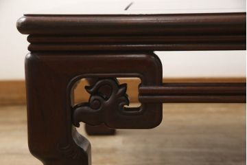 中古　美品　総漆塗り　花梨(カリン)　幕板から脚先にかけての凝ったデザインが魅力的な座卓(ローテーブル)(R-060445)