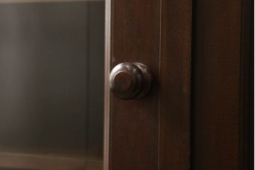 中古　美品　松本民芸家具　シックな佇まいが和洋折衷の空間に取り入れやすいC-型サイドボード(リビングボード、サイドキャビネット)(定価約60万5千円)(R-060447)