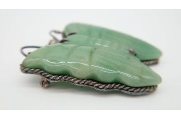 古い　上品な色合いの蝶形翡翠ブローチ(座金銀製925、アクセサリー)(R-060449)